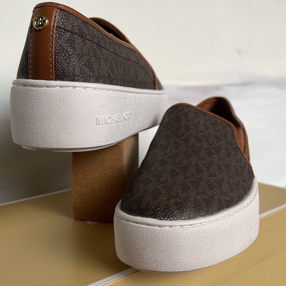 Michael Kors TEDDI SLIP ON
MK SIGNATURE SM
Platforms - Sneakers - Picture 9 of 16